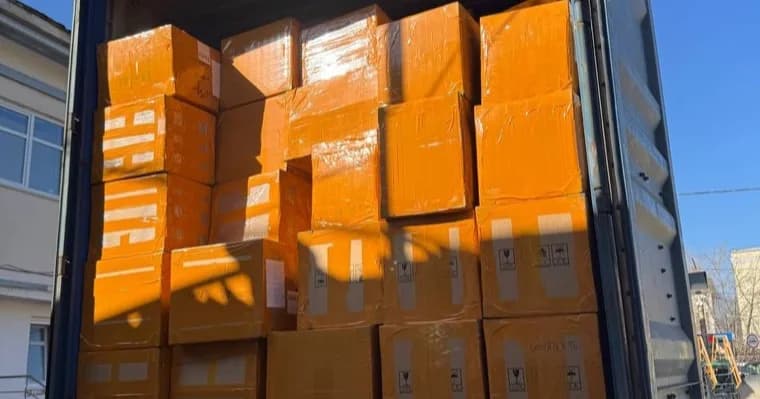 поставка приехала Контейнер с коробками товара при разгрузке
